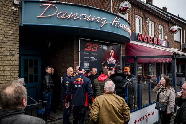 MONTFORT Fans of Max Verstappen arrive at the Dancing Housmans cafe in Montfort In the cafe of the late Robert Kumpen, Max s grandfather, fans watch the Abu Dhabi F1 Grand Prix where the driver can become the first F1 Champion of the Netherlands ANP Dutch Height Rob Engelaar xVIxANPxSportx xRobxEngelaarxIVx 441971461