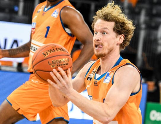 GER, BBL, ratiopharm ulm vs Hamburg Towers 12 12 2021, ratiopharm arena, Neu Ulm, GER, BBL, ratiopharm ulm vs Hamburg Towers, pictured Per Guenther Ulm, 6 with initiates a counter attack nordphotoxGmbHx xHafner nph00200