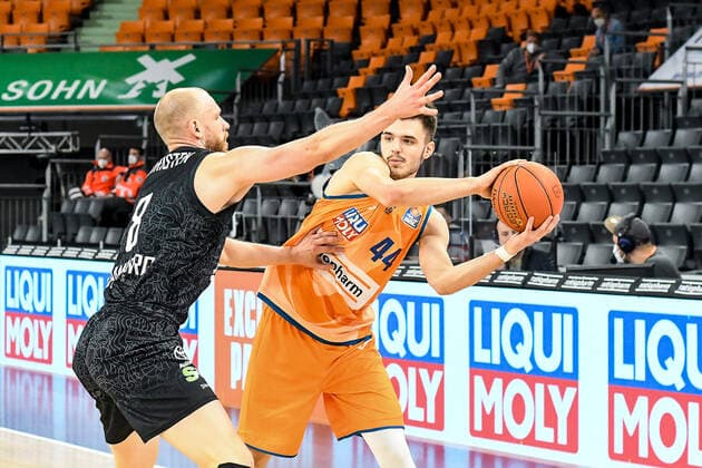 GER, BBL, ratiopharm ulm vs Hamburg Towers 12 12 2021, ratiopharm arena, Neu Ulm, GER, BBL, ratiopharm ulm vs Hamburg Towers, pictured Robin Christen Hamburg, 8 , Fedor Zugic Ulm, 44. nordphotoxGmbHx xHafner nph00200