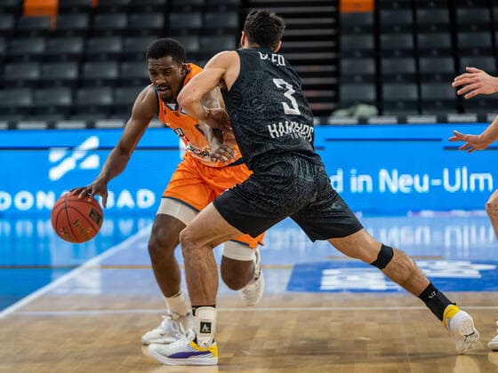 Semaj Christon Ratiopharm Ulm, 00 dribbling against Maximilian Dileo Hamburg Towers, 03 , Ratiopharm Ulm vs Hamburg Towers, easycredit 1 Bundesliga, Basketball, Men, 12 12 2021 Ratiopharm Ulm vs Hamburg Towers, easycredit 1 Bundesliga, Basketball, Men, 12 12 2021 New Ulm Copyright: xMichaelxSchmidt Eibner-Pressefotx EP_MST
