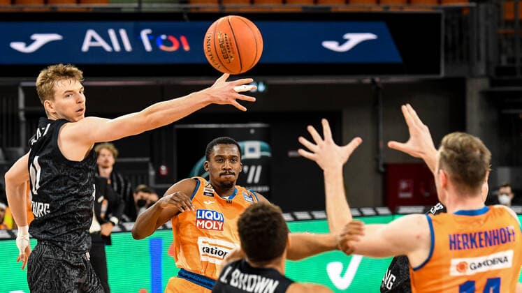 GER, BBL, ratiopharm ulm vs Hamburg Towers 12 12 2021, ratiopharm arena, Neu Ulm, GER, BBL, ratiopharm ulm vs Hamburg Towers, pictured Justus Hollatz Hamburg, 21 cant stop a pass from Semaj Christon Ulm, 0 to Philipp Herkenhoff Ulm, 14 nordphotoxGmbHx xHafner nph00200
