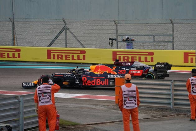 FORMULA 1 ETIHAD AIRWAYS ABU DHABI GRAND PRIX 2021 12 12 2021, Yas Marina Circuit, Abu Dhabi, FORMULA 1 ETIHAD AIRWAYS ABU DHABI GRAND PRIX 2021 , in the picture overtaking attempt of Max Verstappen NEL , Red Bull Racing Honda to Lewis Hamilton GBR , Mercedes AMG Petronas Formula One Team nordphotoxGmbHx xBratic nph00250