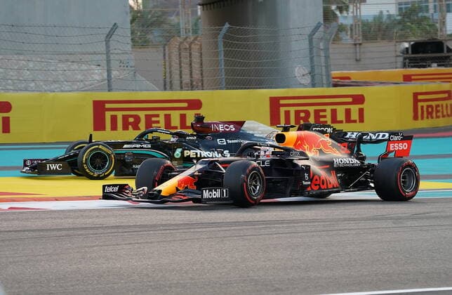 FORMULA 1 ETIHAD AIRWAYS ABU DHABI GRAND PRIX 2021 12 12 2021, Yas Marina Circuit, Abu Dhabi, FORMULA 1 ETIHAD AIRWAYS ABU DHABI GRAND PRIX 2021 , in the picture overtaking attempt of Max Verstappen NEL , Red Bull Racing Honda to Lewis Hamilton GBR , Mercedes AMG Petronas Formula One Team nordphotoxGmbHx xBratic nph00250