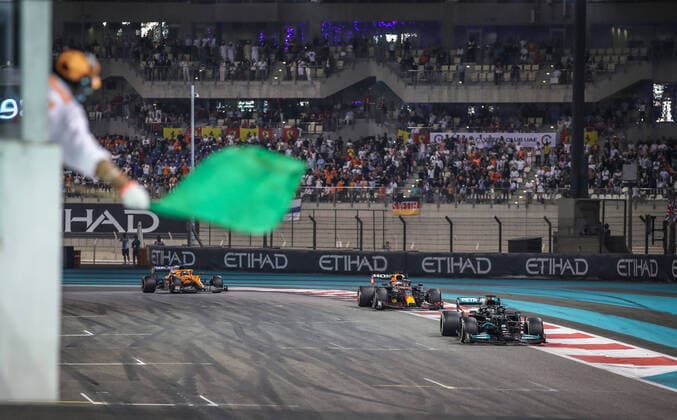 Sport Bilder des Tages Green flag for 44 HAMILTON Lewis (gbr), Mercedes AMG F1 GP W12 E Performance, action and 33 VERSTAPPEN Max (nld), Red Bull Racing Honda RB16B during the Formula 1 Etihad Airways Abu Dhabi Grand Prix 2021, 22th round of the 2021 FIA Formula One World Championship, WM, Weltmeisterschaft from December 10 to 12, 2021 on the Yas Marina Circuit, in Yas Island, Abu Dhabi - F1 - ABU DHABI GRAND PRIX 2021 - RACE DPPI Panoramic  20211212_GOODEN_FG0O0147