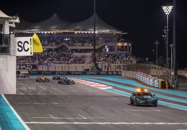 44 HAMILTON Lewis (gbr), Mercedes AMG F1 GP W12 E Performance, action, safety car during the Formula 1 Etihad Airways Abu Dhabi Grand Prix 2021, 22th round of the 2021 FIA Formula One World Championship, WM, Weltmeisterschaft from December 10 to 12, 2021 on the Yas Marina Circuit, in Yas Island, Abu Dhabi - F1 - ABU DHABI GRAND PRIX 2021 - RACE DPPI Panoramic  20211212_GOODEN_FG0O0132