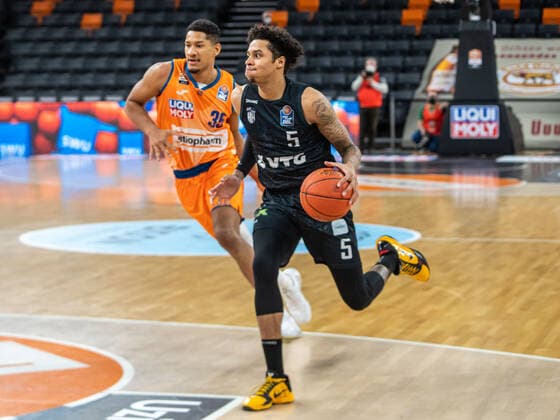 Caleb Homesley Hamburg Towers, 05 is too fast for Karim Jallow Ratiopharm Ulm, 35 , Ratiopharm Ulm vs Hamburg Towers, easycredit 1 Bundesliga, Basketball, Men, 12 12 2021 Ratiopharm Ulm vs Hamburg Towers, easycredit 1 Bundesliga, Basketball, Men, 12 12 2021 New Ulm Copyright: xMichaelxSchmidt Eibner-Pressefotx EP_MST