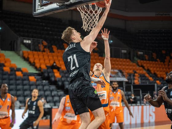 Justus Hollatz Hamburg Towers basket, 21 , Ratiopharm Ulm vs Hamburg Towers, easycredit 1 Bundesliga, Basketball, Men, 12 12 2021 Ratiopharm Ulm vs Hamburg Towers, easycredit 1 Bundesliga, Basketball, Men, 12 12 2021 Neu Ulm Copyright: xMichaelxSchmidt Eibner-Pressefotx EP_MST