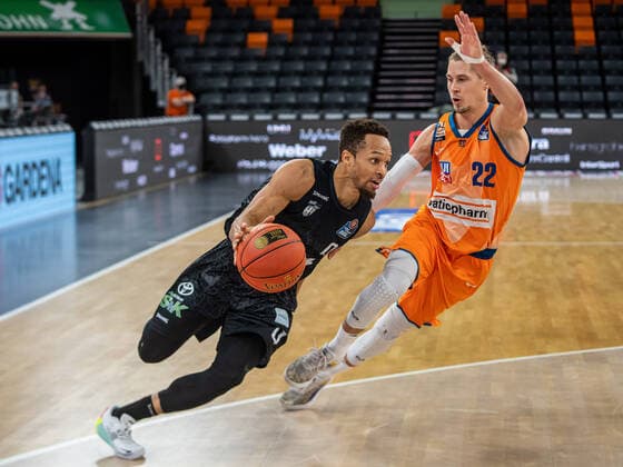 Jaylor Brown Hamburg Towers, 00 with speed against Thomas Klepeisz Ratiopharm Ulm, 22 , Ratiopharm Ulm vs Hamburg Towers, easycredit 1 Bundesliga, Basketball, Men, 12 12 2021 Ratiopharm Ulm vs Hamburg Towers, easycredit 1 Bundesliga, Basketball, Men, 12 12 2021 New Ulm Copyright: xMichaelxSchmidt Eibner-Pressefotx EP_MST
