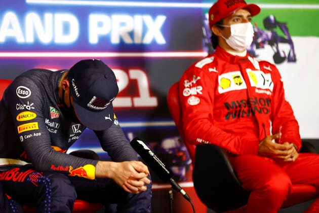 Sport Bilder des Tages F1 Grand Prix of Abu Dhabi 33 Max Verstappen (NED, Red Bull Racing), 55 Carlos Sainz (ESP, Scuderia Ferrari Mission Winnow), F1 Grand Prix of Abu Dhabi at Yas Marina Circuit on December 12, 2021 in Abu Dhabi, United Arab Emirates. (Photo by Andy Hone LAT Motorsport Images FIA Pool via HOCH ZWEI) Abu Dhabi United Arab Emirates Poolfoto HOCH ZWEI Pool Motorsport Images ,EDITORIAL USE ONLY