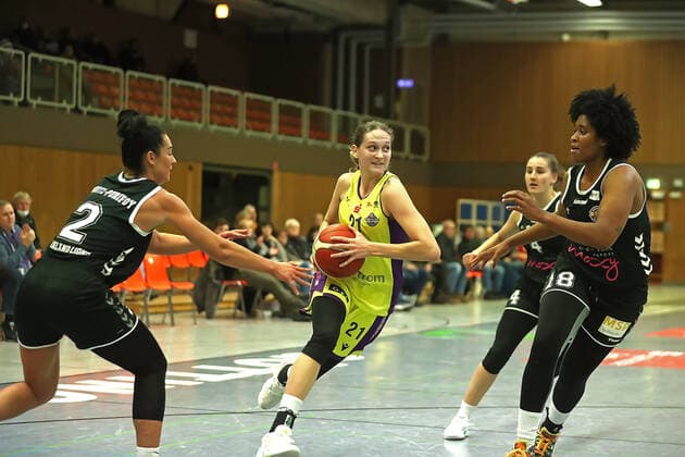 GSD zje123 Basketball Bundesliga Women Medical Instinct Violets BG74 Rheinland Lions Göttingens Kristyna Barabencova on the ball against Rheinlands Taylor Wurtz, left, and Brianna Rollerson