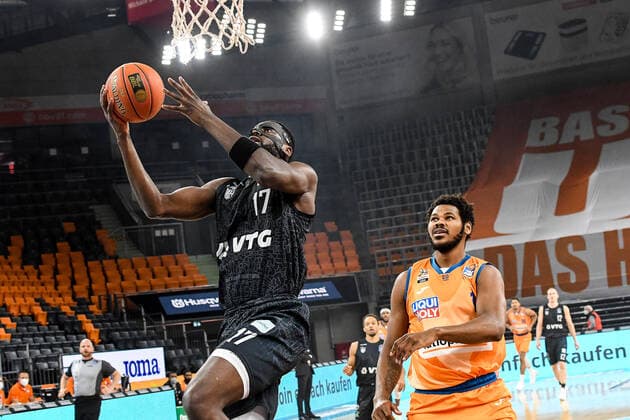 GER, BBL, ratiopharm ulm vs Hamburg Towers 12 12 2021, ratiopharm arena, Neu Ulm, GER, BBL, ratiopharm ulm vs Hamburg Towers, in the picture Eddy Edigin Hamburg, 17 sets himself against Cristiano Felicio Ulm, 1 nordphotoxGmbHx xHafner nph00200