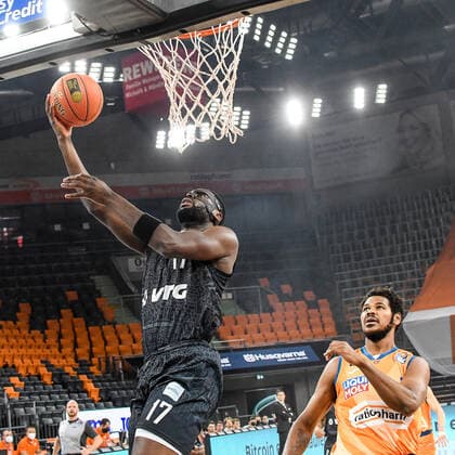 GER, BBL, ratiopharm ulm vs Hamburg Towers 12 12 2021, ratiopharm arena, Neu Ulm, GER, BBL, ratiopharm ulm vs Hamburg Towers, in the picture Eddy Edigin Hamburg, 17 sets himself against Cristiano Felicio Ulm, 1 nordphotoxGmbHx xHafner nph00200