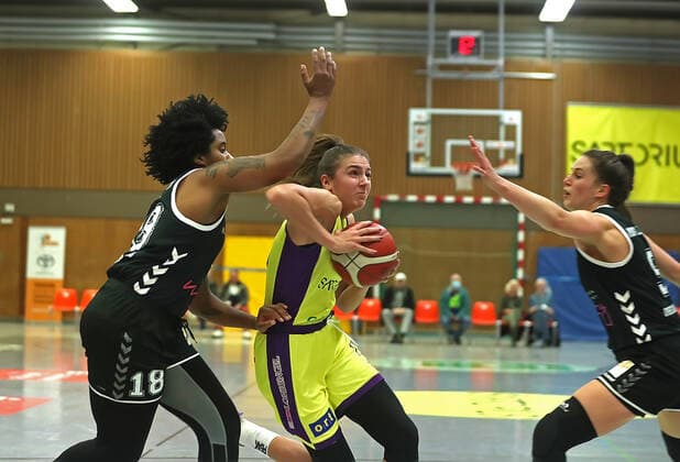 GSD zje123 Basketball Bundesliga Women Medical Instinct Violets BG74 Rheinland Lions Göttingens Marei Reichert on the ball against Rheinlands Brianna Rollerson left and Rowena Jongeling.