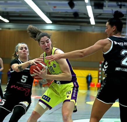 GSD zje123 Basketball Bundesliga Women Medical Instinct Violets BG74 Rheinland Lions Göttingens Vasiliki Karambasta on the ball against Rheinlands Joce Smith left and Taylor Wurtz.