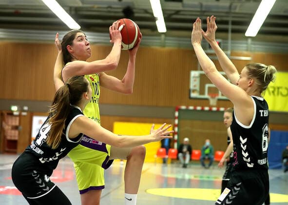 GSD zje123 Basketball Bundesliga Women Medical Instinct Violets BG74 Rheinland Lions Göttingens Vasiliki Karambasta on the ball against Rheinlands Andela Maric left and Birte Thimm