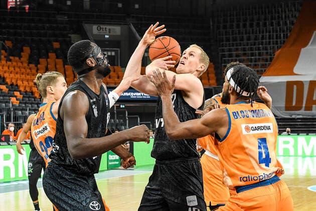 GER, BBL, ratiopharm ulm vs Hamburg Towers 12 12 2021, ratiopharm arena, Neu Ulm, GER, BBL, ratiopharm ulm vs Hamburg Towers, pictured Thomas Klepeisz Ulm, 22 , Eddy Edigin Hamburg, 17 , Seth Hinrichs Hamburg, 12 cant control the rebound, Jaron Blossomgame Ulm, 4 nordphotoxGmbHx xHafner nph00200