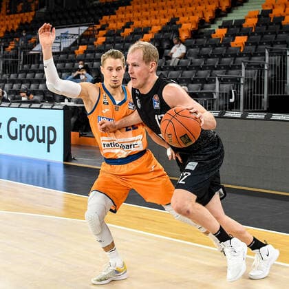 GER, BBL, ratiopharm ulm vs Hamburg Towers 12 12 2021, ratiopharm arena, Neu Ulm, GER, BBL, ratiopharm ulm vs Hamburg Towers, pictured Thomas Klepeisz Ulm, 22 , Seth Hinrichs Hamburg, 12 nordphotoxGmbHx xHafner nph00200