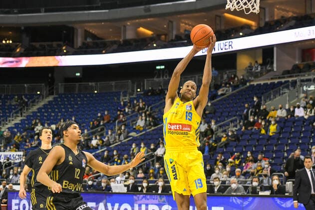 12 12 2021, xlakx, Basketball BBL Bundesliga, Alba Berlin FC Bayern Muenchen emspor, v l Jason George FC Bayern Muenchen No 12 ,Louis Olinde Alba Berlin No 19 Berlin