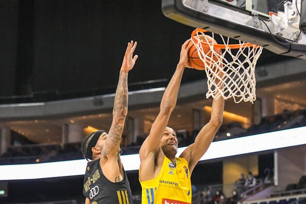 12 12 2021, xlakx, Basketball BBL Bundesliga, Alba Berlin FC Bayern Muenchen emspor, v l Nick Weiler Babb FC Bayern Muenchen No 0 ,Louis Olinde Alba Berlin No 19 Berlin