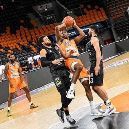 GER, BBL, ratiopharm ulm vs Hamburg Towers 12 12 2021, ratiopharm arena, Neu Ulm, GER, BBL, ratiopharm ulm vs Hamburg Towers, pictured Semaj Christon Ulm, 0 sets against Ray McCallum Hamburg, 10 and Max Dileo Hamburg, 3 nordphotoxGmbHx xHafner nph00200
