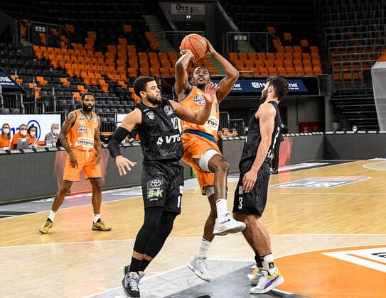 GER, BBL, ratiopharm ulm vs Hamburg Towers 12 12 2021, ratiopharm arena, Neu Ulm, GER, BBL, ratiopharm ulm vs Hamburg Towers, pictured Semaj Christon Ulm, 0 sets against Ray McCallum Hamburg, 10 and Max Dileo Hamburg, 3 nordphotoxGmbHx xHafner nph00200