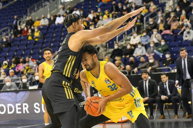 12 12 2021, xlakx, Basketball BBL Bundesliga, Alba Berlin FC Bayern Muenchen emspor, v l Nick Weiler Babb FC Bayern Muenchen No 0 ,Johannes Thiemann Alba Berlin No 32 Berlin