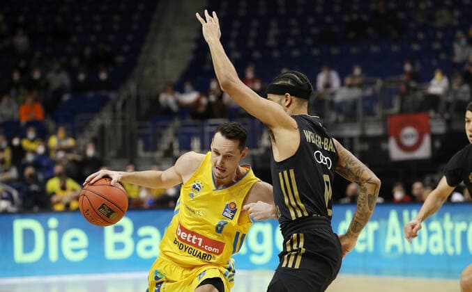 Marcus Eriksson, Nick Weiler Babb action game scene duel sports basketball BBL Bundesliga men season 2021 2022 12 12 2021 ALBA Berlin vs FC Bayern Munich