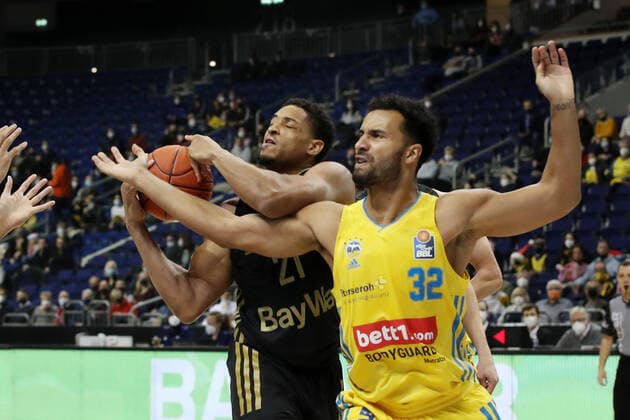 Augustine Rubit, Johannes Thiemann Action Game Scene Duel Sports Basketball BBL Bundesliga Men Season 2021 2022 12 12 2021 ALBA Berlin vs FC Bayern Munich