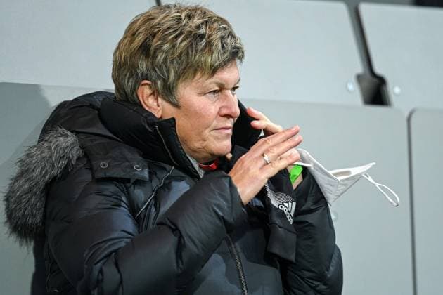 Manager Karin Danner FC Bayern München, FCB phones, single picture, action, 12 12 2021, Berlin Germany , Football, Flyeralarm Frauen Bundesliga, 1 FFC Turbine Potsdam FC Bayern München, DFB DFL REGULATIONS PROHIBIT ANY USE OF PHOTOGRAPHS AS IMAGE SEQUENCES AND OR QUASI VIDEO xslx