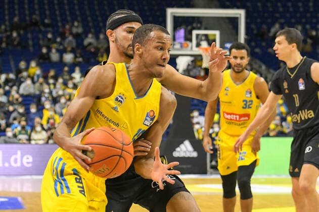12 12 2021, xlakx, Basketball BBL Bundesliga, Alba Berlin FC Bayern Muenchen emspor, v l Louis Olinde Alba Berlin No 19 ,Nick Weiler Babb FC Bayern Muenchen No 0 Berlin