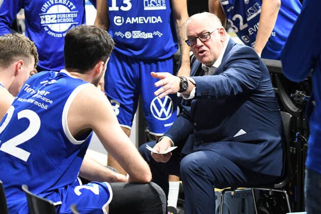 12 12 2021 Basketball Season 2021 2022 2 Bundesliga Pro A 08 Matchday Nürnberg Falcons Basketball Club NBC VFL Sparkassen Stars Bochum AlSch Felix Banobre Trainer Headcoach VFL Sparkassen Stars Bochum indicates gestures directs gives instructions