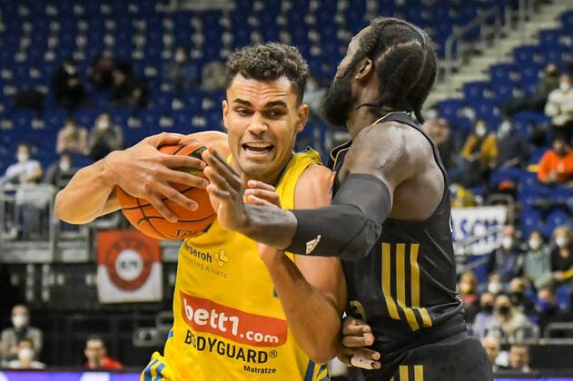 12 12 2021, xlakx, Basketball BBL Bundesliga, Alba Berlin FC Bayern Muenchen emspor, v l Oscar Da Silva Alba Berlin No 1 ,Othello Hunter FC Bayern Muenchen No 8 Berlin