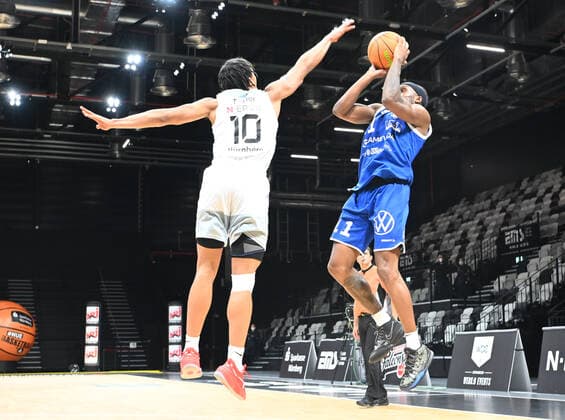 12 12 2021 Basketball Season 2021 2022 2 Bundesliga Pro A 08 Matchday Nürnberg Falcons Basketball Club NBC VFL Sparkassen Stars Bochum AlSch Evan Derek Taylor 10, Nürnberg Falcons BC NBC Tony Hicks 11, VFL Sparkassen Stars Bochum
