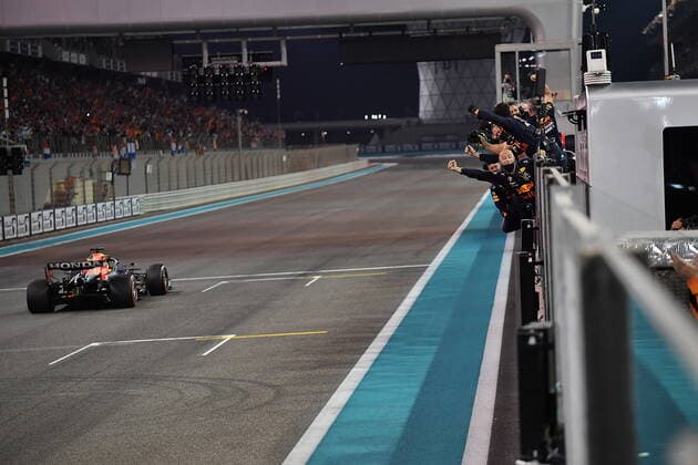 FORMULA 1 ETIHAD AIRWAYS ABU DHABI GRAND PRIX 2021 12 12 2021, Yas Marina Circuit, Abu Dhabi, FORMULA 1 ETIHAD AIRWAYS ABU DHABI GRAND PRIX 2021 , pictured crossing the finish line of new World Champion Max Verstappen NEL , Red Bull Racing Honda nordphotoxGmbHx xBratic nph00250