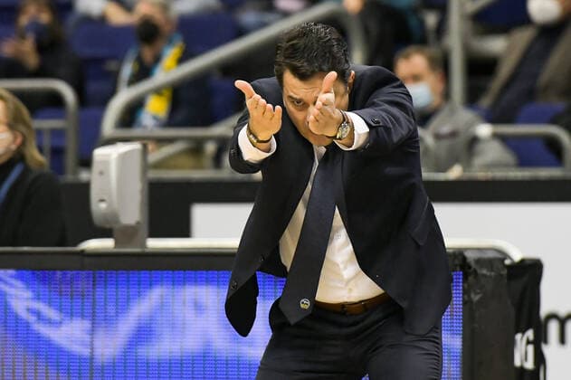 12 12 2021, xlakx, Basketball BBL Bundesliga, Alba Berlin FC Bayern Muenchen emspor, v l Israel Gonzalez Alba Berlin coach gives instructions, gestures with arms, gesticulate, gives instructions Berlin