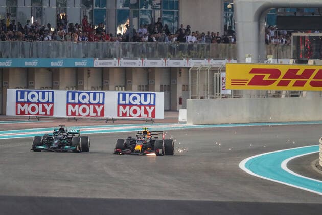 44 HAMILTON Lewis (gbr), Mercedes AMG F1 GP W12 E Performance and 11 PEREZ Sergio (mex), Red Bull Racing Honda RB16B, action during the Formula 1 Etihad Airways Abu Dhabi Grand Prix 2021, 22th round of the 2021 FIA Formula One World Championship, WM, Weltmeisterschaft from December 10 to 12, 2021 on the Yas Marina Circuit, in Yas Island, Abu Dhabi - F1 - ABU DHABI GRAND PRIX 2021 - RACE DPPI Panoramic  20211212_GOODEN_FGO00734