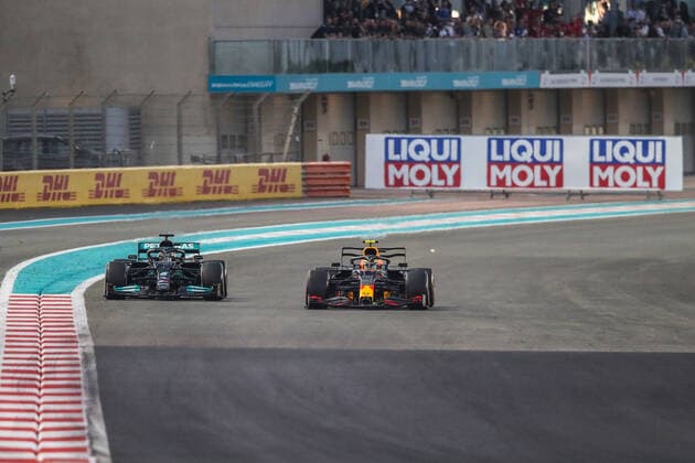 Sport Bilder des Tages 44 HAMILTON Lewis (gbr), Mercedes AMG F1 GP W12 E Performance and 11 PEREZ Sergio (mex), Red Bull Racing Honda RB16B, action during the Formula 1 Etihad Airways Abu Dhabi Grand Prix 2021, 22th round of the 2021 FIA Formula One World Championship, WM, Weltmeisterschaft from December 10 to 12, 2021 on the Yas Marina Circuit, in Yas Island, Abu Dhabi - F1 - ABU DHABI GRAND PRIX 2021 - RACE DPPI Panoramic  20211212_GOODEN_FGO00742