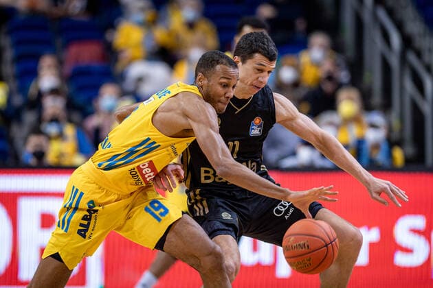 Basketball Berlin 12 12 2021 Season 2021 2022 1 Bundesliga easyCredit BBL Alba Berlin FC Bayern München Basketball Louis Olinde Alba Berlin, No 19 Vladimir Lucic Munich, No 11