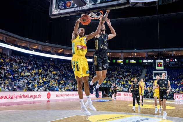 Basketball Berlin 12 12 2021 Season 2021 2022 1 Bundesliga easyCredit BBL Alba Berlin FC Bayern München Basketball Louis Olinde Alba Berlin, No 19 Nick Weiler Babb Munich, No 00
