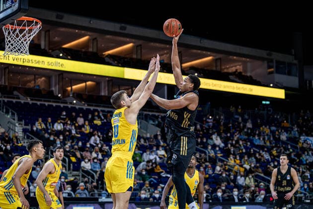 Basketball Berlin 12 12 2021 Season 2021 2022 1 Bundesliga easyCredit BBL Alba Berlin FC Bayern München Basketball Augustine Rubit Munich, No 21 Tim Schneider Alba Berlin, No 10