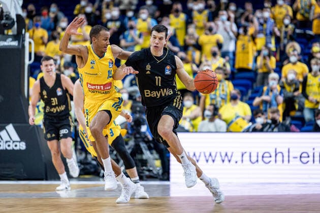 Basketball Berlin 12 12 2021 Season 2021 2022 1 Bundesliga easyCredit BBL Alba Berlin FC Bayern München Basketball Vladimir Lucic Munich, No 11 Louis Olinde Alba Berlin, No 19