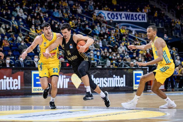 Basketball Berlin 12 12 2021 Season 2021 2022 1 Bundesliga easyCredit BBL Alba Berlin FC Bayern Munich Basketball Nihad Djedovic Munich, No 14 Dedovic Javel Zoosman Alba Berlin, No 50