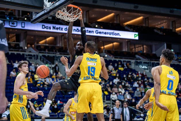 Basketball Berlin 12 12 2021 Season 2021 2022 1 Bundesliga easyCredit BBL Alba Berlin FC Bayern Munich Basketball Othello Hunter Munich, No 08 Louis Olinde Alba Berlin, No 19 Ben Lammers Alba Berlin, No 55 li