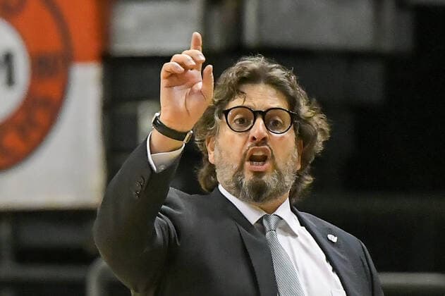 12 12 2021, xlakx, Basketball BBL Bundesliga, Alba Berlin FC Bayern Muenchen emspor, v l Andrea Trinchieri FC Bayern Muenchen head coach gives instructions, gestures with arms, gesticulate, gives instructions Berlin