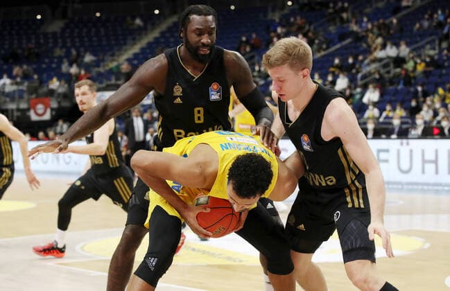 Othello Hunter, Johannes Thiemann, Ognjen Jaramaz Action Game Scene Duel Sports Basketball BBL Bundesliga Men Season 2021 2022 12 12 2021 ALBA Berlin vs FC Bayern Munich