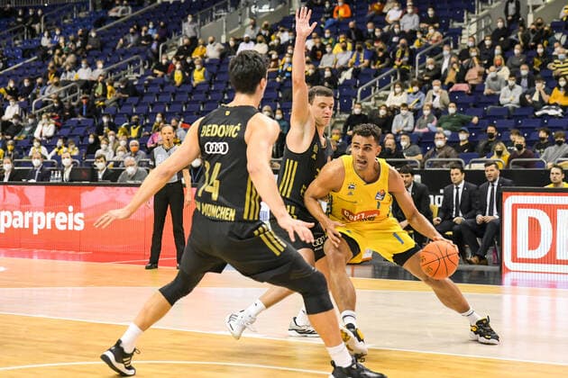 12 12 2021, xlakx, Basketball BBL Bundesliga, Alba Berlin FC Bayern Muenchen emspor, v l Nihad Djedovic FC Bayern Muenchen No 14 ,Oscar Da Silva Alba Berlin No 1 ,Zan Mark Sisko FC Bayern Muenchen No 31 Berlin