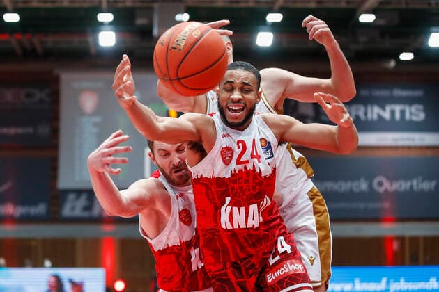 GER, Wuerzburg, s Oliver Arena, 12 12 2021, emspor, emonline, despor, deonline, s Oliver Wuerzburg vs Basketball Loewen Braunschweig, easyCredit BBL, 10 Spieltag Picture f l Felix Hoffmann s Oliver Wuerzburg and Cameron Hunt s Oliver Wuerzburg Copyright: HMBxMedia JulienxBecker