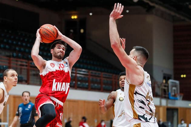GER, Wuerzburg, s Oliver Arena, 12 12 2021, emspor, emonline, despor, deonline, s Oliver Wuerzburg vs Basketball Loewen Braunschweig, easyCredit BBL, 10 Matchday Picture v l Luciano Parodi s Oliver Wuerzburg vs Benedikt Turudic Basketball Loewen Braunschweig Copyright: HMBxMedia JulienxBecker