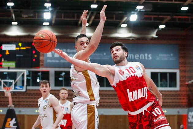 GER, Wuerzburg, s Oliver Arena, 12 12 2021, emspor, emonline, despor, deonline, s Oliver Wuerzburg vs Basketball Loewen Braunschweig, easyCredit BBL, 10 Spieltag Bild v l Benedikt Turudic Basketball Loewen Braunschweig vs Luciano Parodi s Oliver Wuerzburg Copyright: HMBxMedia JulienxBecker