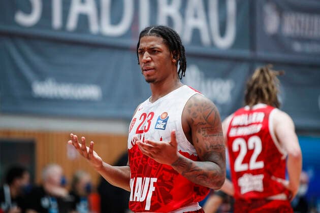 GER, Wuerzburg, s Oliver Arena, 12 12 2021, emspor, emonline, despor, deonline, s Oliver Wuerzburg vs Basketball Loewen Braunschweig, easyCredit BBL, 10 matchday picture astonishment at Desi Rodriguez s Oliver Wuerzburg Copyright: HMBxMedia JulienxBecker